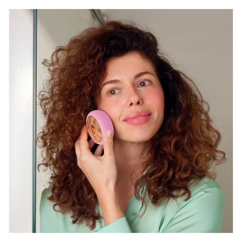 FOREO UFO™ 2 sonic device to accelerate the effects of the face mask